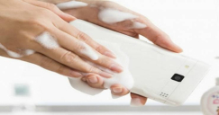 فيديو| شركة يابانية تصمم هاتف يمكن غسله بالماء والصابون