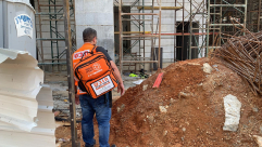 الرملة: اصابة متوسطة لعامل اثر سقوطه من علو