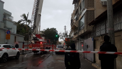 اغلاق مقطع من شارع نيس لوجييم بيافا لإزالة قطعة حديدية من فوق أحد المباني