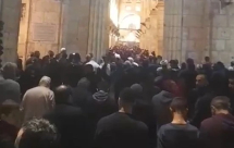عشرات آلاف المصلين ادوا اليوم صلاة فجر الجمعة الثالثة من رمضان في رحاب الاقصى