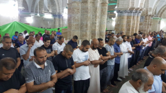  بالفيديو: شعائر صلاتي العشاء والتراويح في المسجد العمري الكبير بالرملة 