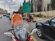 إصابة شاب بجراح إثر حادث بين دراجة نارية وسيارة في شارع 20