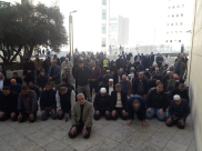 فيديو: أداء صلاة الظهر أمام المحكمة المركزية بحيفا تضامناً مع الشيخ رائد صلاح 