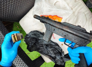  اللد: الشرطة تضبط كميات من السموم وسلاح من نوع "كارلو" 