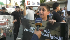 شاهد| طفل من اللد يصرخ باكيًا: "غزة تموت جوعًا.. افتحوا المعابر"