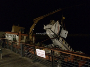 صور: بعد تحطهما على شاطئ تل ابيب - انتشال بقايا الطائرة من ميناء يافا 