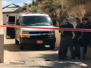 فيديو: الشرطة تُغلق الطرق المؤدية إلى مسجد الجبلية لمعالجة عبوة ناسفة على جانب الطريق 