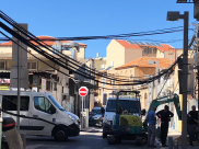  بالصور: شاحنة تتسبب بقطع أسلاك الاتصالات في حي النزهة بيافا