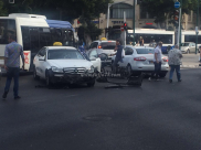 بالصور: اصابة طفيفة لراكب دراجة نارية بحادث طرق في مدينة يافا 