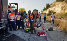 بالفيديو: مصرع شخص واصابة اخر بحادث طرق مروّع بين شاحنتين قرب اللد