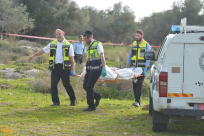 صور: العثور على جثة داخل سيارة محروقة قرب مدينة اللد 