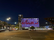  فيديو: لأول مرة - اضاءة مبنى البلدية بعبارة "رمضان كريم يافا"