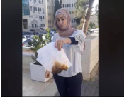   المعلمة الفلسطينية رجاء لحلوح تحرق شهاداتها احتجاجاً على تقاعدها القسري