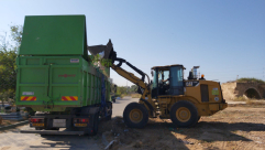  طواقم البلدية تُزيل مخلفات حملة التنظيف في مقبرة طاسو بمدينة يافا 