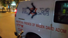 رسم الصليب المعقوف على سيارة إسعاف تابعة لنجمة داوود الحمراء