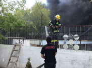 بالفيديو: حريق هائل يلتهم مخزن وغرف تعليمية في مدرسة عيروني "ز" بمدينة يافا 