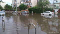 يافا: الشرطة تُغلق شارع هبعشاط أمام حركة السير بسبب الأمطار الغزيرة 