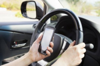 هل يُسمح بامساك الهاتف عند الإشارة الضوئية؟ اليكم المفاجأة