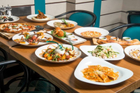 المطاعم والمقاهي في البلاد تفتح أبوابها غداً الأربعاء 