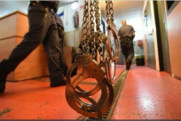 بسبب كورونا - قرار بالإفراج المبكر عن مئات السجناء 