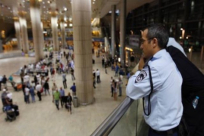 الشرطة: اعتقال عامل في مطار اللد سرق من حقائب المسافرين 