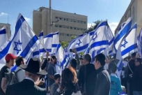 هآرتس: نسير نحو مواجهة جديدة مع غزة بسبب “مسيرة الأعلام”