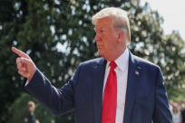   ترامب يتحدى المتظاهرين ويخرج من تحت الأرض وسط انتشار كبير للامن