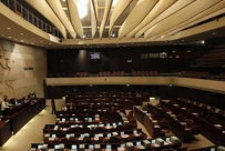 قانون جديد: السجن خمس سنوات لمن يرفع العلم الفلسطيني!