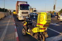  اصابة شخصين بحادث بين شاحنة ومركبة قرب الرملة 