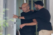 بالفيديو: ماذا يفعل رئيس الوزراء الاسبق "اولمرت" في ميناء يافا ؟!