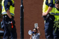 السويد تدرس تجريم إحراق نسخ من المصحف الشريف