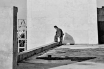  يافا: صورة نادرة لعامل يتفقد سطح مبنى سينما الحمرا عام 1945