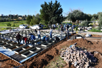  بالفيديو: لجنة اكرام الميت تبدأ بدفن الموتى في المسطحات بمقبرة طاسو