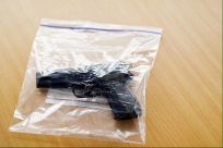 اللد : مشتبهة باعت سلاحها وادعت سرقته من قبل عربي هاجمها وهددها بالذبح!