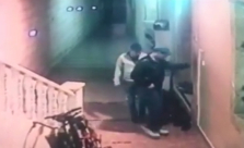  بالفيديو: شاهد عملية سرقة أحذية المصلين في مسجد النزهة بمدينة يافا