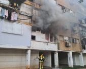  اللد: طواقم الاطفاء تُنقذ 8 محاصرين من حريق في شقة سكنية