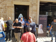 بالصور: توزيع مئات النسخ لتسجيلات قرآنية بصوت الشيخ محمود شنير في مساجد يافا 