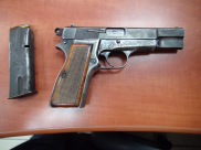 الشرطة تضبط قطعة سلاح داخل اسطبل في حي الجواريش بالرملة وتعتقل قاصرين