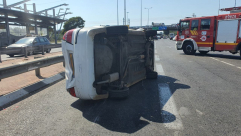 اصابة طفيفة لسائق بانقلاب مركبة شرق يافا 