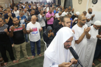 بالفيديو: مساجد يافا تعمُر بالمصلين احياءً لليلة القدر 