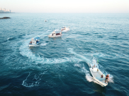  صور: صيادو مدينة يافا ينظمون استعراضاً بالقوارب مقابل متنزه العجمي أثناء صلاة العيد 