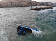 شاهد : انقلاب مركب صيد على مدخل ميناء يافا وانتشال 3 صيادين