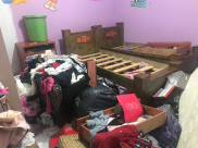 بالصور: الشرطة تداهم بيت عائلة عربية في اللد وتعبث بمحتوياته 