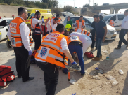 صور: إصابة خطيرة لفتى سقط عن دراجته قرب مدينة اللد