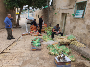 لجنة الزكاة في اللد تبدأ بتوزيع الطرود الغذائية على العائلات المستورة