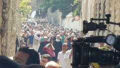 فيديو- الآلاف يدخلون الأقصى مرددين "الله اكبر"