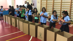 بالفيديو: طلاب المدارس الابتدائية بيافا يشاركون بتحضير الطرود الغذائية لجمعية يافا