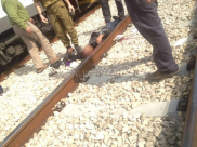 بالصور: إصابة خطيرة لشاب دهسه قطار في محطة الرملة