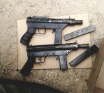 الشرطة: العثور على سلاحين من نوع "كارل غوستاف" بيافا 