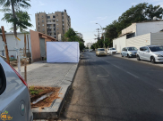   يحق لهم ما لا يحق لنا - يهودي يبني معرّش العيد على الرصيف في مدينة اللد 